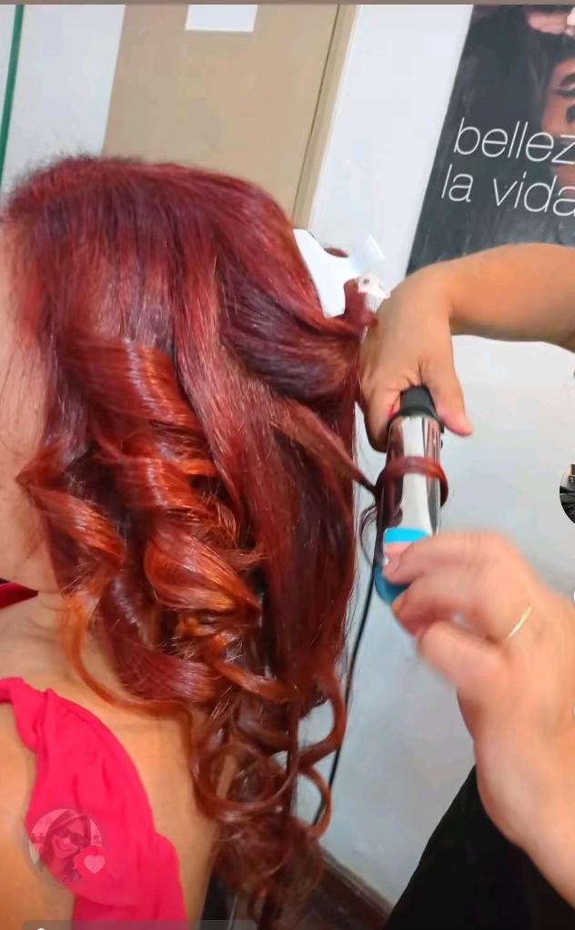 Coloración rojo cobrizo con ondas marcadas