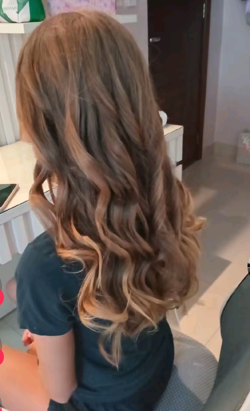 Ondas suaves con balayage caramelo