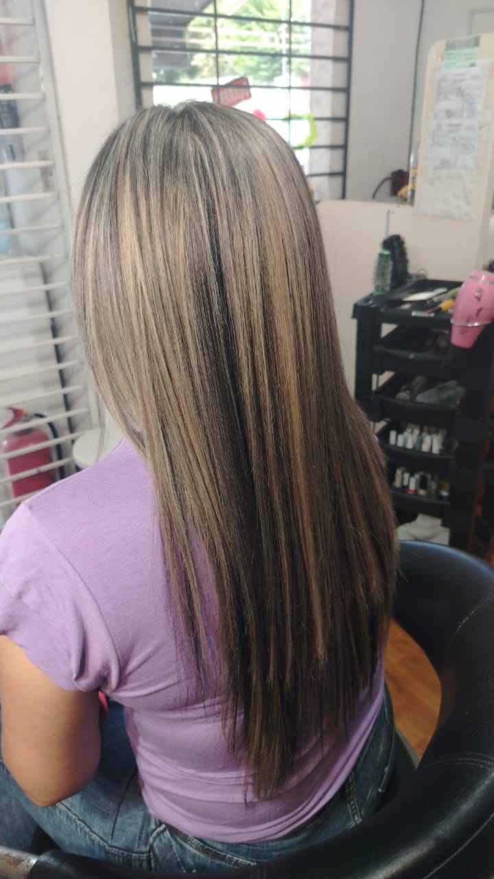 Mechas cenizas sobre base castaña con alisado