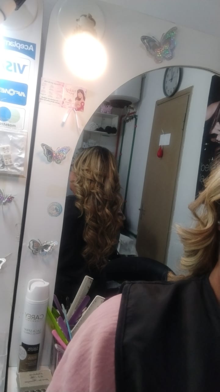 Rizos voluminosos con balayage rubio
