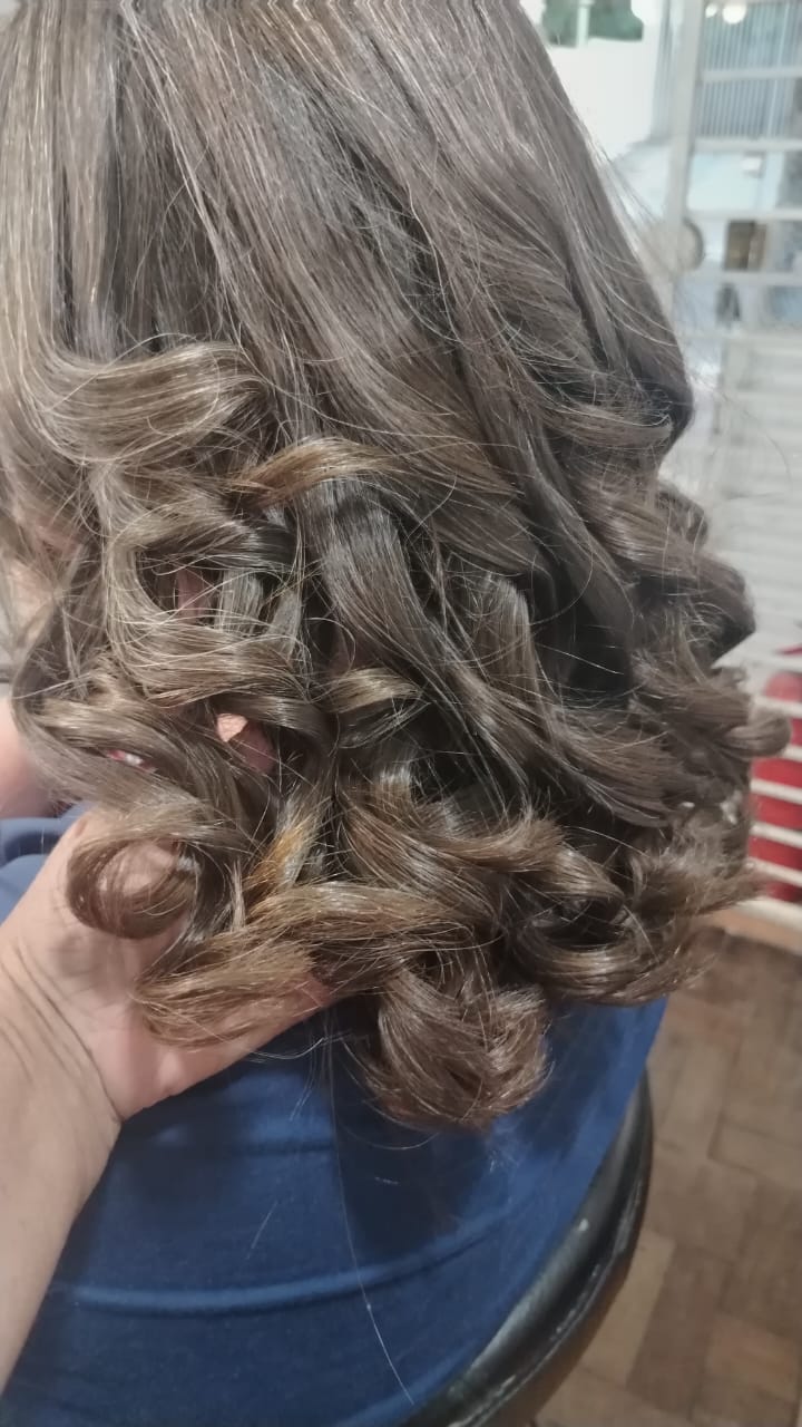 Rizos definidos en castaño con reflejos caramelo